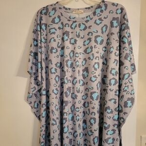 Southern Stitch Poncho Style Top, Size 2XL, Aqua and dark gray leopard print